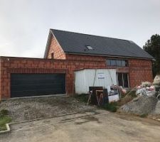 Toiture presque terminée, en attente de la souche cheminée. Façade avant, vue nord.