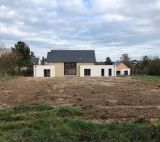 Fa&ccedil;ade sud, vue du futur jardin, l'exc&eacute;dent de terre a &eacute;t&eacute; &eacute;tal&eacute; sur le terrain.