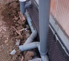 Les arrivées des gouttières se rejoindront içi pour remplir la cuve de récupération d'eau de pluie destinée aux WC, linge et arrosage.