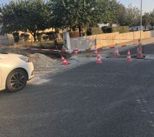 La viabilisation de notre terrain a commenc&eacute; Lundi il &eacute;tait temps ! 

On re&ccedil;oit nos offres de pr&ecirc;ts demain normalement ... &eacute;videment le facteur est pass&eacute; 2 matins de suite mais on bossait .. et monsieur n?a pas laiss&eacute; d?avis de passage ... c?est notre voisin qui nous a pr&eacute;venu ce midi grrrrrr ... 2/3 jours de perdu encore ...