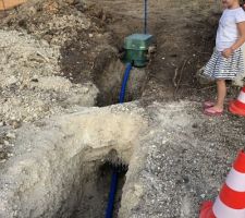 La viabilisation de notre terrain a commenc&eacute; Lundi il &eacute;tait temps ! 

On re&ccedil;oit nos offres de pr&ecirc;ts demain normalement ... &eacute;videment le facteur est pass&eacute; 2 matins de suite mais on bossait .. et monsieur n?a pas laiss&eacute; d?avis de passage ... c?est notre voisin qui nous a pr&eacute;venu ce midi grrrrrr ... 2/3 jours de perdu encore ...