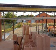 Vue de l'entrée du garage depuis l'intérieur.