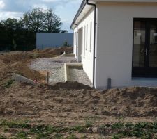 Futur Emplacement de la terrasse !
Il manque les bordures qui l'encadre 
Vu sur le futur trottoir qui borde la maison !