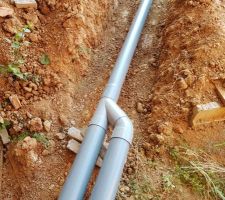 Pose et connexion des tubes de raccordement notre fosse passive