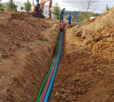 Pose et connexion des tubes de raccordement notre fosse passive