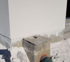 Enduit au dessus du couvercle de regard de goutti&egrave;re. Il manque donc 3 &agrave; 5 cm d'enduit ...