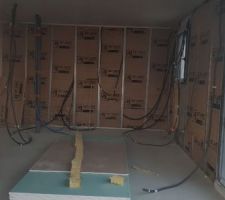 D&eacute;but pose de l'isolation, ca avance vite depuis d&eacute;but septembre quasi tous les jours y a un artisan sur notre chantier c'est cool :)