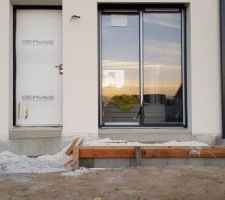 Je vous laisse constater le niveau de l'enduit sous la porte d'entr&eacute;e .. et vous y voyez &eacute;galement le niveau du coffrage en bois de notre terrasse ( que nous allons faire prochainement )