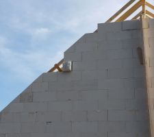 Début de la charpente les 18 et 20/09. Dégâts fait au béton cellulaire...