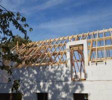 Début de la charpente les 18 et 20/09. Dégâts fait au béton cellulaire...