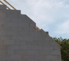 Début de la charpente les 18 et 20/09. Dégâts fait au béton cellulaire...