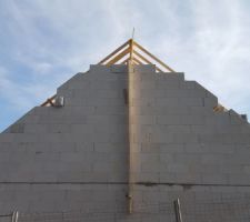 Début de la charpente les 18 et 20/09. Dégâts fait au béton cellulaire...