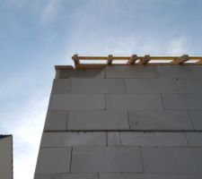 Début de la charpente les 18 et 20/09.
Charpente clouée dans le béton cellulaire, d'où pas mal de dégâts...