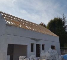 Début de la charpente les 18 et 20/09. Dégâts fait au béton cellulaire...