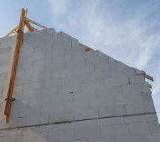 Début de la charpente les 18 et 20/09. Dégâts fait au béton cellulaire...