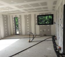Cloison joints et électricité pièce principale