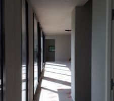 Perspective à droite de la porte d'entrée