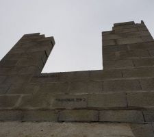 Vue de l'emplacement d'une des fenêtres du 1er étage sur la façade avant