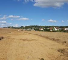 Entr&eacute;e par la rue du  parking existant