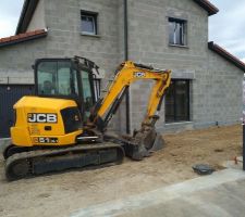 Véhicule devant garage