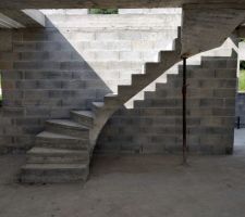 Escalier en béton construit. Une rambarde en fer est prévue.