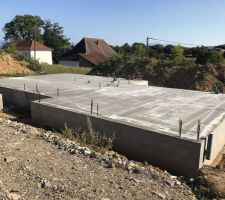 La dalle du rdc, qui restera brute coté garage à droite.