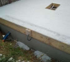 Mis en place de la dalle d'entr&eacute;e du garage .