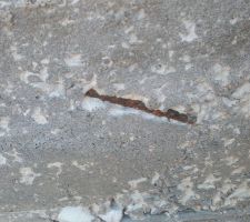 Sur un flan de la dalle j ai trouv&eacute; un morceau de tige m&eacute;tallique