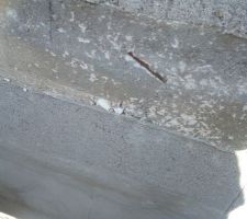 Morceau de m&eacute;tal dans la dalle