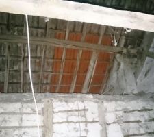 Vu sous la toiture.