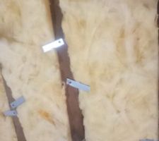 Avant de continuer le sol, nous isolons la toiture. 1iere couche de 10cm