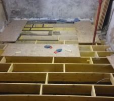 Pose des entretoises et de l'isolation après avoir passé tout le cablage éléctrique