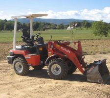L'engin en question, en 2 jours chemin d'acc&egrave;s   terrassement maison fait.