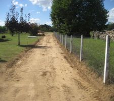 Chemin d'acc&egrave;s sur 80ml, d'ou la location du matos et pas appel &agrave; un terrassier, trop ch&egrave;re!^^