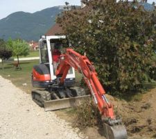 Location de la mini pelle de 2.5T pour 3 jours, jamais conduit cette b&ecirc;te avant, en 10mn l'affaire &eacute;tait en main!^^