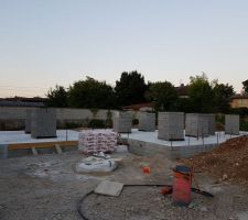 Dalle coulée et matériaux prêts pour commencer les murs