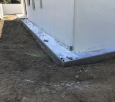 Pose des bordures bétons autour de la maison