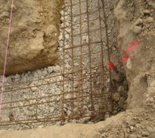 Ah oui, une chose, une autre petite erreur de d&eacute;butant, quand j'ai creus&eacute; avec la pelle, j'ai pas pris un point fixe avec un laser, du coup sur une petite partie des fondations j'ai du remblay&eacute; &agrave; la pelle du concasse en fond de fondation, c'est s&ucirc;re cela fait un bon b&eacute;ton de propret&eacute;, mais passer un week end &agrave; "brouetter" et &agrave; pelletter, franchement, ras l'ponpon! Mais j'ai bien bronz&eacute; ce jour l&agrave;!