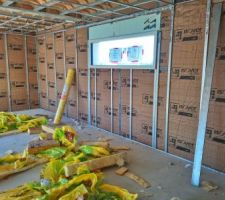 Laine de verre posée contre les murs parpaings avec rails support de placo
