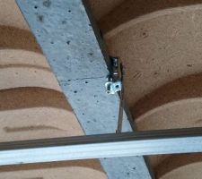 Détail de l'accroche pour plafond suspendu