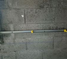 Rail pour fixation de la laine de verre sur mur parpaing