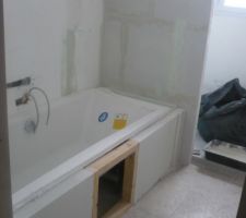 Voil&agrave; la baignoire, elle prend la place des anciens wc... dont mon homme a abattu la cloison finalement !