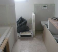 Derri&egrave;re la paroi, une douche &agrave; l'idalgo !