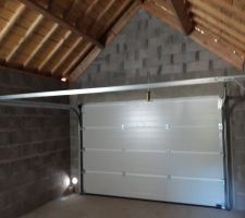 Vu intérieur du garage côté cave et atelier porte ds service
Et porte basculante garage