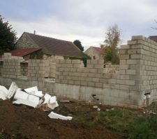 Vue arrière de la maison prise le 27 octobre. On distingue de gauche à droite, la porte arrière du garage, deux portes-fenêtres, la fenêtre de la salle de bain, et une fenêtre de chambre.