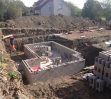 Montage des parpaings coffrants