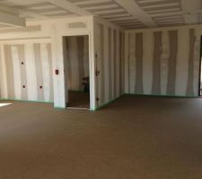 A gauche cuisine et b&acirc;ti pour les colonnes, au fond salon et prise de vue depuis s&eacute;jour