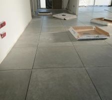 Salon vue sur entr&eacute;e pose carrelage en cours