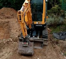 Le retour de la pelleteuse ??? fondations bient&ocirc;t creus&eacute;es car coulage pr&eacute;vu pour d&eacute;but de semaine.