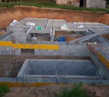 Coffrage des murs du garage pour mise à niveau avec maison. + début du plancher